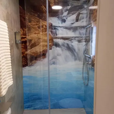 La Cascade Et Des Halles