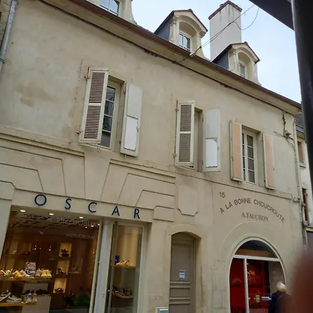 La Cascade Et Des Halles Digione