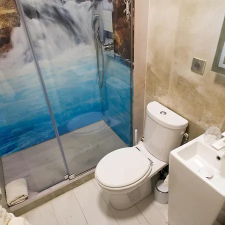 La Cascade Et Des Halles *