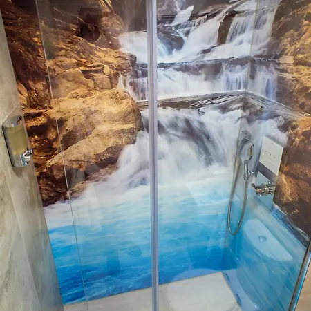 La Cascade Et Des Halles *