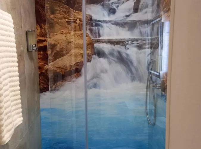 La Cascade Et Des Halles