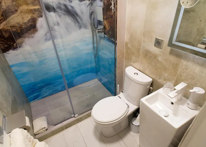 La Cascade Et Des Halles *