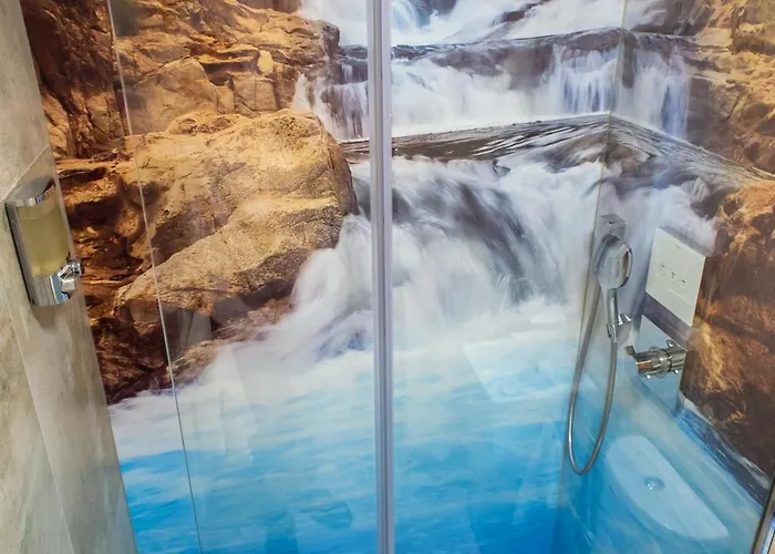 La Cascade Et Des Halles *